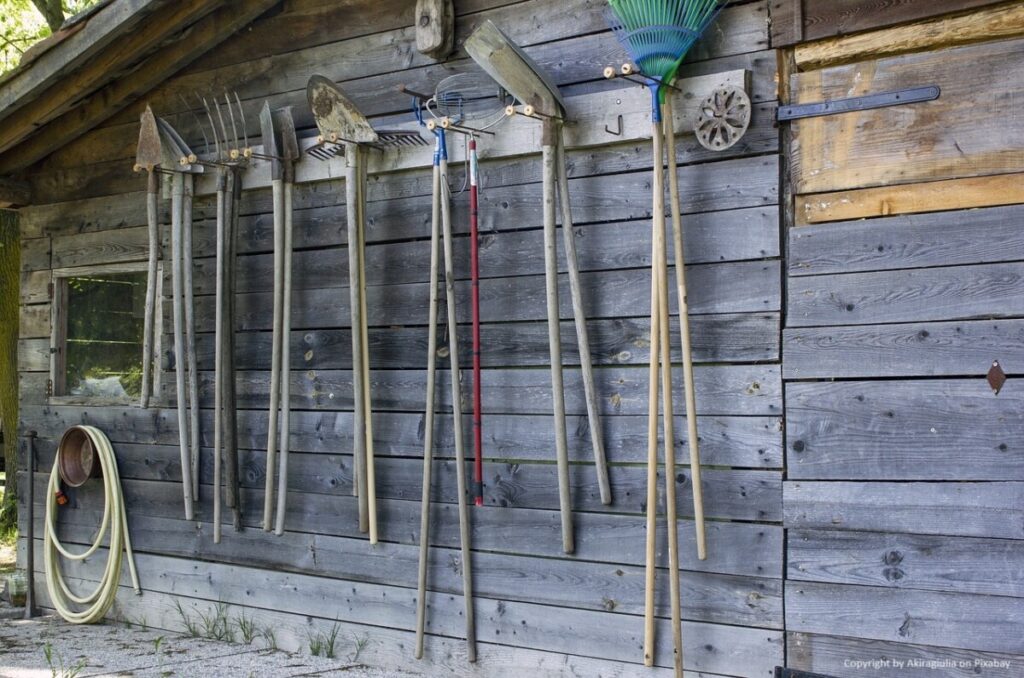 Aufbewahrung-Besen-und-Rechen-am-Gartenhaus