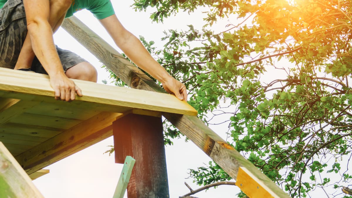 Handwerker bei der Arbeit mit Holz