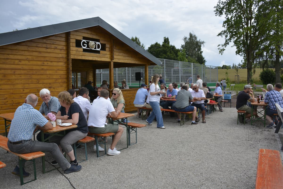 Gartenaus, Holzhaus, Sportverein, Leute treffen sich