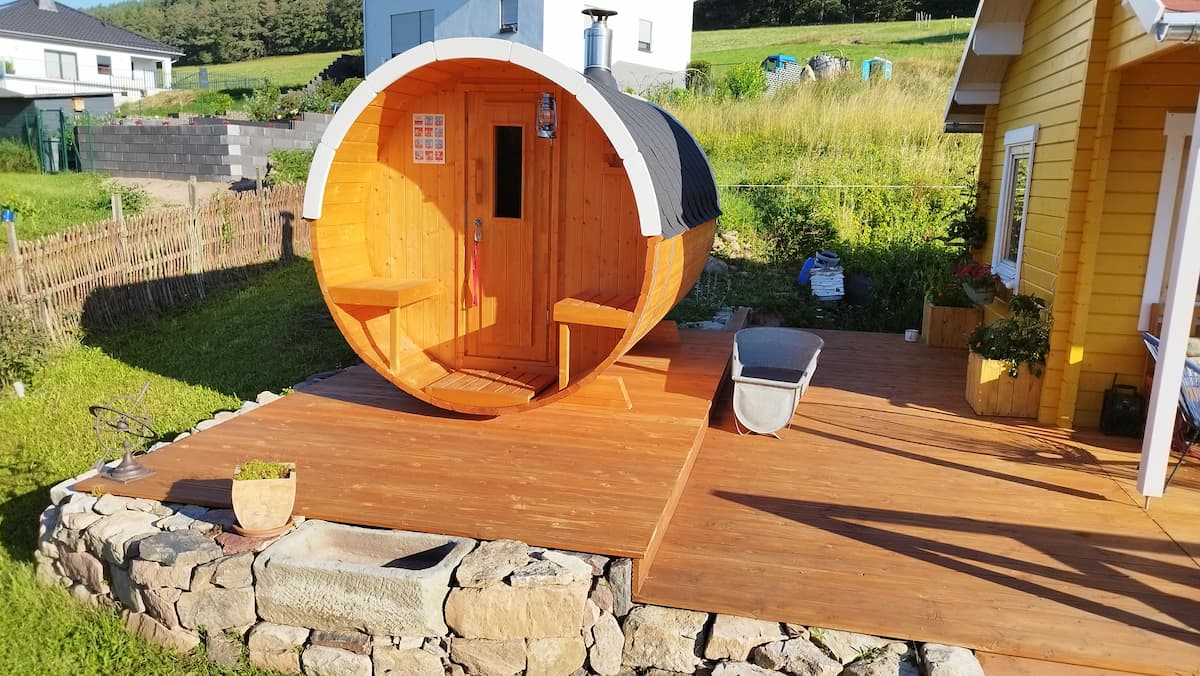 Gelbes Sommerhaus mit Fasssauna