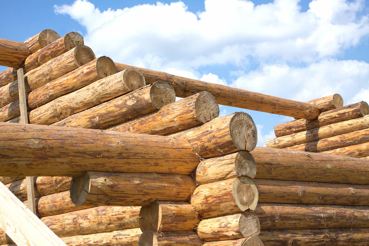 Holzhausbau aus Holzstämmen