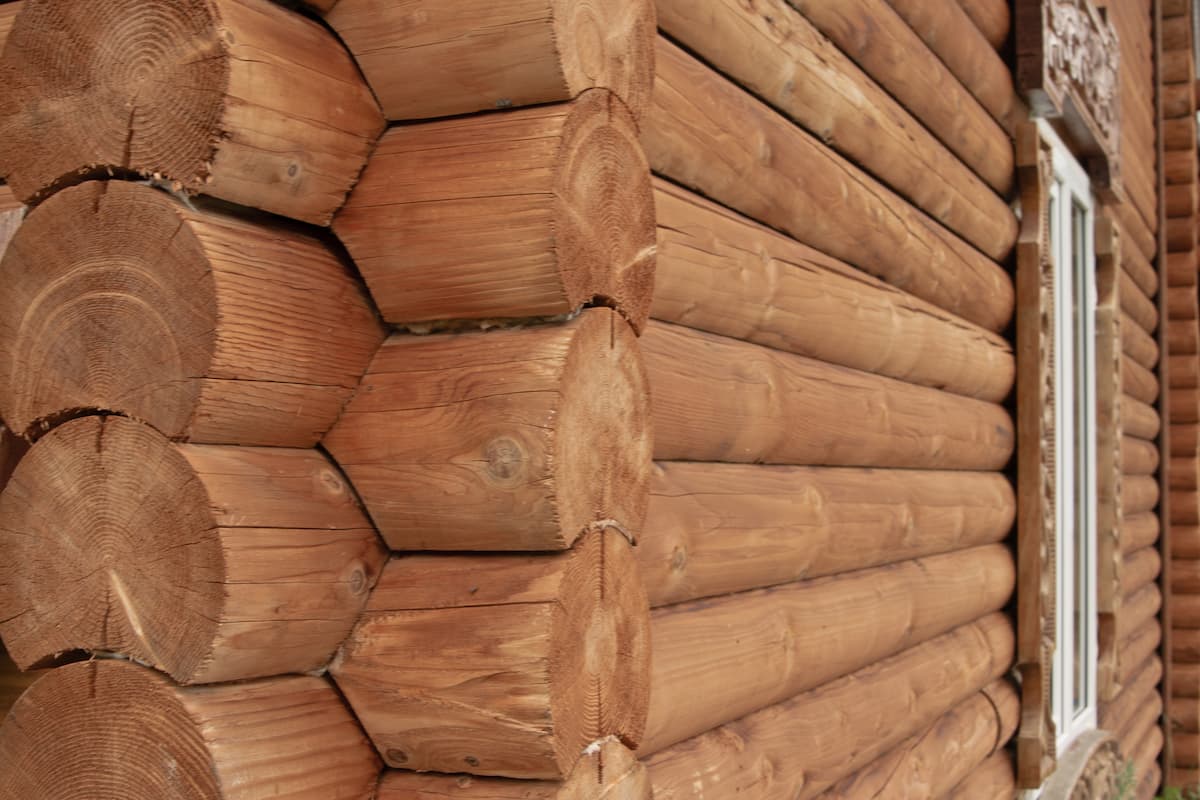Wand aus Holzstämmen, Landhaus
