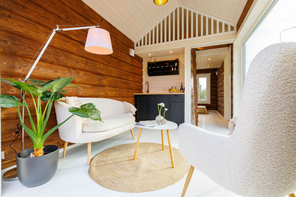 Fertig-Blockhaus "HyggeHut" 8x3m | Winterfest | G0412 Tiny House "HyggeHut" – Winterfestes Blockhaus schlüsselfertig (8x3 m)