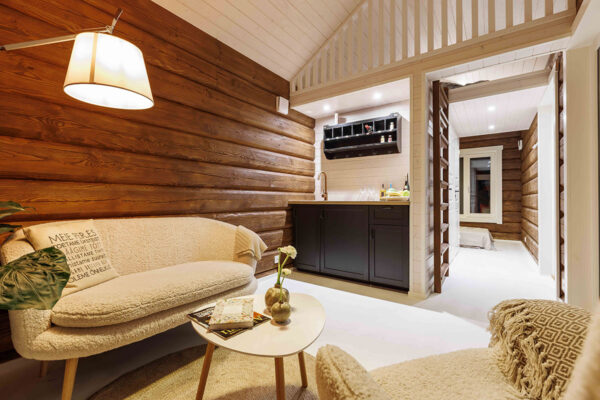 Fertig-Blockhaus "HyggeHut" 8x3m | Winterfest | G0412 Tiny House "HyggeHut" – Winterfestes Blockhaus schlüsselfertig (8x3 m)