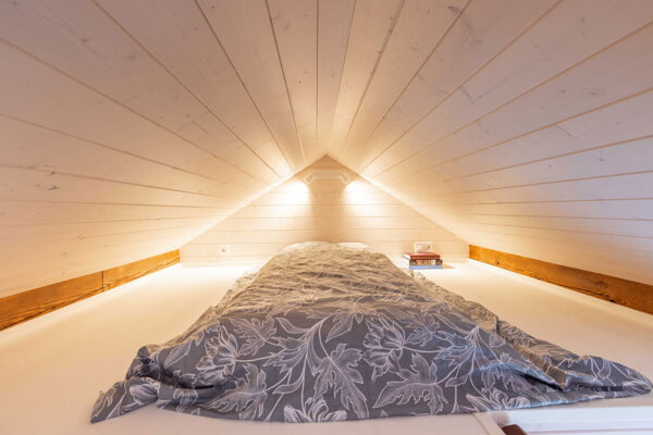 Fertig-Blockhaus "HyggeHut" 8x3m | Winterfest | G0412 Tiny House "HyggeHut" – Winterfestes Blockhaus schlüsselfertig (8x3 m)