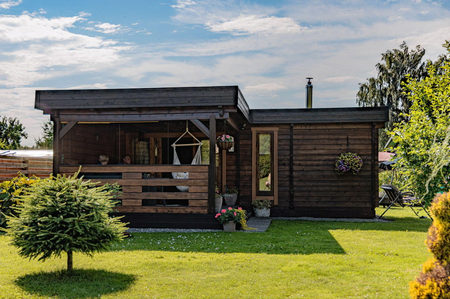 Außen Sauna mit Terrasse im Garten