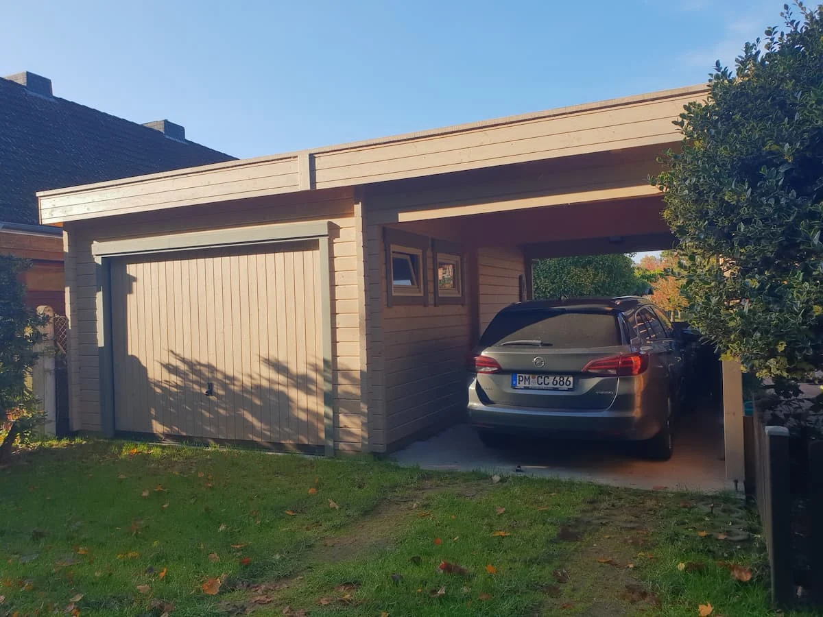 Holzcarport schützt geparktes Auto