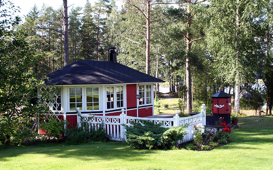 Grillhütte Albatross im Schweden-Look im Wald