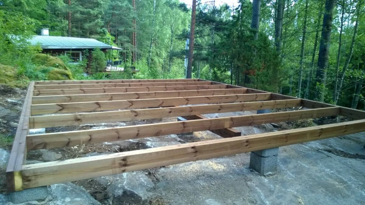 Fundament mit ausgerichteten Bodenbalken