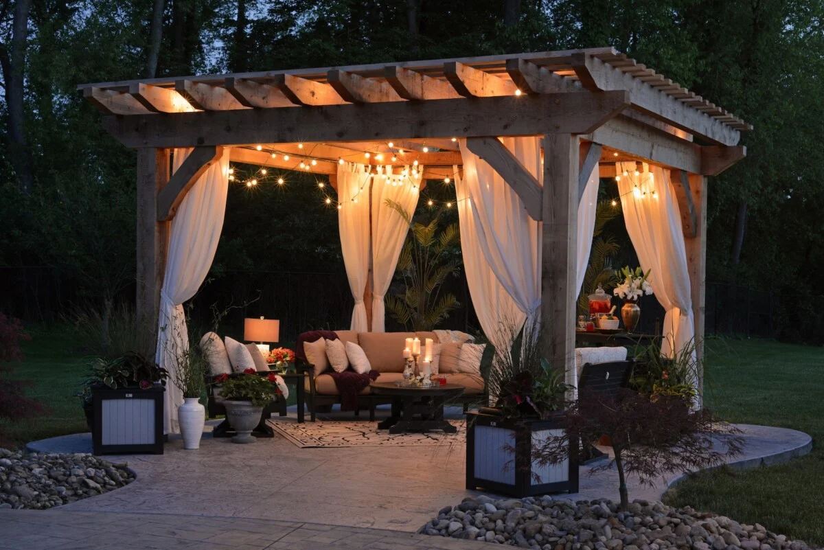 Gemütliche Pergola im Garten