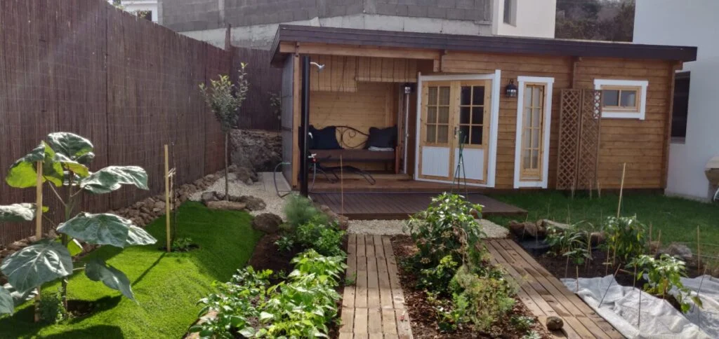 Gemüsebeete vor Gartenhaus Paula